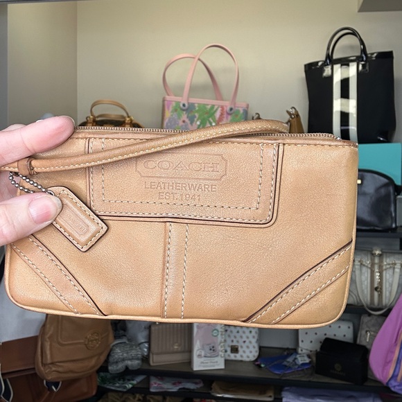 Coach 2Fer Tote & Wristlet Tan Leather Tote Bag with hang tags - Picture 11 of 15